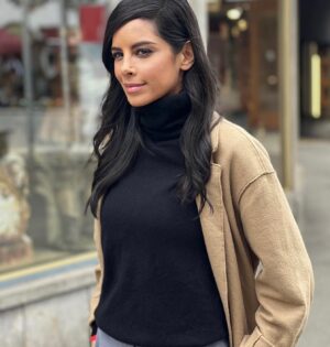 Collien Ulmen-Fernandes Instagram - Heute: Aufnahme für eine wahnsinnig tolle ARD-Dokumentation, die sich mit dem „Mythos Jungfernhäutchen“ befasst. Ein Mythos der schnellstens aufgeklärt gehört!

In vielen Kulturen gilt Jungfräulichkeit als
Voraussetzung für eine Ehe - oder auch für
einen Job. Indonesien hat die viel kritisierten
"Zweifinger-Tests" für Rekrutinnen des
Militärs gerade erst abgeschafft. 

In meiner Heimat Indien gibt es Regionen, in denen die Verwandtschaft in der Hochzeitsnacht auf einen klaren Beweis wartet, dass die Braut gerade erst entjungfert wurde: Ein blutiges Laken oder Taschentuch. In einigen Regionen werden Frauen geschlagen, wenn sie den Test nicht bestehen und „ihre Angehörigen müssen der Familie des Ehemanns Bußgeld zahlen“ so steht es in einem indischen Magazin. Selbst bei der Arbeitssuche wird mancherorts Jungfräulichkeit vorausgesetzt. Barbusig müssen Frauen sich schmerzhaften, invasiven Jungfräulichkeitstests unterziehen.

Dabei ist das
Jungfernhäutchen mehr Mvthos als Realität.

Es gibt gar keine Membran, die den Vaginaleingang verschließt, wie in zahlreichen Kulturen angenommen wird.

Mehr dazu dann in aller Ausführlichkeit in der ARD-Dokumentation MYTHOS JUNGFERNHÄUTCHEN.

Danke @ufa_production @ard @bayerischer_rundfunk @mdr_mitteldeutscherrundfunk @rbb @ardmediathek für dieses tolle Projekt und dass ich Teil davon sein darf!

Ab dem 13. Dezember @ardmediathek 

Quelle u.a.: Carola Frentzen, Anne-Sophie Galli und Ralf E. Krüger