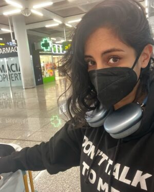 Collien Ulmen-Fernandes Instagram - Wollte eigentlich zur nächsten Produktion nach München reisen. 
Stattdessen: Coronatest positiv: 
zurück nach Hause… 😷🦠 

Und wenn ich eh gerade schon hier im Insta bin, noch ein kleiner Sendehinweis in eigener Sache.

Morgen Abend um 20:15 Uhr geht die ZDF-Dokumentation FOREVER YOUNG diesen Themen auf den Grund:

Ewig jung – möglichst lange vital bleiben, davon träumen viele. Dabei altern die Menschen vom Tag ihrer Geburt an. 

Forscher auf der ganzen Welt liefern sich einen Wettlauf um die Verjüngung des Menschen. Es ist die Suche nach der Formel für ein langes, gesundes Leben.
Bislang gilt: Altern ist ein unumkehrbarer Prozess. Das Mehr an Lebensjahren bezahlen wir mit Alterskrankheiten wie Diabetes, Herz-Kreislauf-Erkrankungen oder einer Form der Demenz. Bis jetzt.
Bei Tieren gelingt es bereits: Mäuse, Fische, Fadenwürmer können offenbar verjüngt werden. 
Und längst gibt es Versuche beim Menschen für ein Zurückdrehen der Lebensuhr. Hinter diesen Forschungen – eine Milliardenindustrie. Tech-Mogule finanzieren den Wettlauf.

Aber was ist Altern überhaupt? Und was bedeutet es, wenn alle immer älter werden? Wie verändert sich eine Gesellschaft, wenn die Menschen mehr Jahre im Ruhestand als in Arbeit verbringen? 

FOREVER YOUNG
Morgen Abend um 20:15 im ZDF