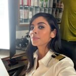 Collien Ulmen-Fernandes Instagram - Morgen Abend um 20:15 Uhr im ZDF: Frau Doktor am Rande der Verzweiflung. Ihr absoluter Horror-Patient ist zurück: Jens Kessler (gespielt von Ingolf Lück) Ein ausgewiesener Hypochonder, der ihretwegen die Reise gebucht hat und sie am liebsten 24/7 für sich beanspruchen möchte. Was Patient Kessler allerdings nicht ahnt, es gibt noch einen weiteren Hypochonder an Bord, der dieselben Ansprüche an die Schiffsärztin stellt: Oskar Schifferle (gespielt von Harald Schmidt). Zwei Hypochonder kämpfen um die Aufmerksamkeit ihrer Ärztin. Wen von beiden liebt sie mehr? Also rein medizinisch gesehen narürlich… Wessen bakterielle und virale Unbilden bekommen mehr Behandlungszeit im Schiffshospital? Der Kampf ist eröffnet.... 🥊 Das TRAUMSCHIFF UTAH - am 26.12 um 20:15 Uhr im ZDF Mit Gaststars wie Kai Pflaume und Wolfgang Fierek