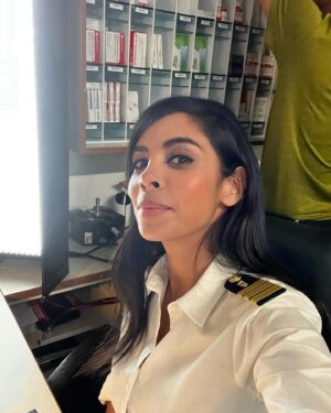 Collien Ulmen-Fernandes Instagram - Morgen Abend um 20:15 Uhr im ZDF:

Frau Doktor am Rande der Verzweiflung.
Ihr absoluter Horror-Patient ist zurück:
Jens Kessler (gespielt von Ingolf Lück) 
Ein ausgewiesener Hypochonder, der ihretwegen die Reise gebucht hat und sie am liebsten 24/7 für sich beanspruchen möchte. 
Was Patient Kessler allerdings nicht ahnt, es gibt noch einen weiteren Hypochonder an Bord, der dieselben Ansprüche an die Schiffsärztin stellt: 
Oskar Schifferle (gespielt von Harald Schmidt). 
Zwei Hypochonder kämpfen um die Aufmerksamkeit ihrer Ärztin.
Wen von beiden liebt sie mehr? 
Also rein medizinisch gesehen narürlich… 
Wessen bakterielle und virale Unbilden bekommen mehr Behandlungszeit im Schiffshospital? 

Der Kampf ist eröffnet.... 🥊

Das TRAUMSCHIFF UTAH - am 26.12 um 20:15 Uhr im ZDF

Mit Gaststars wie Kai Pflaume und Wolfgang Fierek