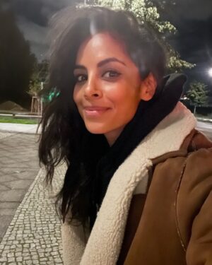 Collien Ulmen-Fernandes Instagram - Zwecks Moderationsaufzeichnung im EISKALTEN Berlin. ❄️🥶🧊
Letzter Arbeitstag für unsere dreiteilige ARD-Dokumentation #DieVIVAStory 
Eine kulturhistorische Auseinandersetzung mit der Videoverwertungsanstalt: 🔻🔺🔻🔺❣️

Ende des Jahres in TV und Mediathek

#ARDkultur #FloridaFactual #VIVAforever #DieVivaStoryZuGeilFürDieseWelt
