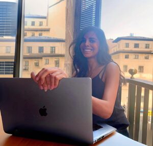 Collien Ulmen-Fernandes Instagram - Balkon-Office. In der Vorbereitung für ein megaschönes ARD-Filmprojekt. 🎥 🎬