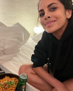 Collien Ulmen-Fernandes Instagram - Arbeits-Sonntach! Schönes Projekt in Berlin! Nun Feierabend = Bier Bolognese Bett! 🤩 🍻🍝🛌💤🦦🧸💫🧘🏾‍♀️✌🏽 Und bei Euch so?