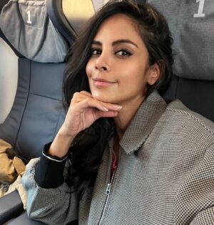 Collien Ulmen-Fernandes Instagram - Diese Woche: Mallorca, Frankfurt, Baden-Baden, Köln, Stuttgart, München, Frankfurt, Manaus. 

Nun gerade nach Terminen in München auf dem Weg nach Frankfurt und dann weiter zum Dreh in Manaus, Brasilien. 
Und dann erstmal: ☀️ 😎 🇧🇷