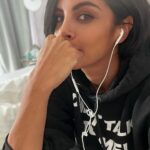Collien Ulmen-Fernandes Instagram - Radio-Interviewtag vom Bett aus. Mein Corona und ich talken heute über #DieVIVAStory Eine dreiteilige ARD-Dokumentation, (bei der ich moderieren darf) die sich mit dem Auf- und Abstieg von VIVA befasst. Morgen wäre der Sender nämlich 30 Jahre alt geworden, wenn nur nicht… Ja, was eigentlich? Woran ist der Sender denn eigentlich genau zu Grunde gegangen? Unter anderem auch dieser Frage widmen wir uns in der Doku. #DieVivaStoryZuGeilFürDieseWelt Demnächst im TV und ab heute schon online @ardmediathek