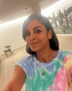 Collien Ulmen-Fernandes Instagram - Heute: In meinem noch ziemlich leeren neuen Office zwecks Interviewtag und Textvorbereitung für die letzte Moderationsaufzeichnung für #DieVIVAStory morgen in Berlin.
In der ARD-Doku beschäftigen wir uns mit dem Aufstieg und Fall des kölner Pop-Phänomens 🔻🔺🔻🔺 ❣️ 

Vor genau 30 Jahren ging es von null auf hundert, doch nach der anfänglichen Euphorie platzte die schillernde Seifenblase. 🫧 😱
Wir erörtern, wie es dazu kommen konnte. 

#DieVIVAStory #FloridaFactual #ARDkultur

Ende des Jahres in TV und Mediathek.

#💫🌈🎼🎸📻🎤🎉🎙💥🪩🎬