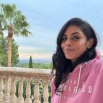 Collien Ulmen-Fernandes Instagram - Mit tiefen Augenringen begebe ich mich nun in den Weihnachtsurlaub… Es war ein schönes, aber auch sehr anstrengendes Jahr. Zwei Umzüge liegen hinter mir, außerdem habe ich Sendungen für die ARD, das ZDF und den SWR moderiert (…zweite Staffel StadtLandLiebe. Im letzten Jahr gab‘s zwei Fernsehpreis-Nominierungen dafür.. 🥳) Ich war diesmal selbst in der Jury für den Deutschen Fernsehpreis, musste dafür hunderte Stunden deutsches Fernsehprogramm sichten, habe weiterhin als wöchentliche Kolumnistin für die Süddeutsche Zeitung geschrieben, einen ARD-Film gedreht, mehrere ZDF-Traumschiffe, eine VOX-Doku und eine internationale Sache, über die ich erst im nächsten Jahr sprechen darf.. Ich bin nun also ziemlich erschöpft und möchte erst mal nur noch herum liegen, Plätzchen backen, ganz viel essen und noch mehr schlafen.. Trotzdem freue ich mich, dass ich die Möglichkeit hatte, so tolle Themen anzugehen, vor allem meine ZDF-Osterdokumentation, in der ich u.a. Familie Dautz begleiten durfte, deren vierjähriger Sohn Luis mit einem halben Herzen zur Welt kam und die aktuelle VIVA-Doku für die ARD, für die ich noch mal ganz tief in die eigene Vergangenheit eintauchen durfte, haben mir echt viel bedeutet. Und bei Euch so? Wie war Euer Jahr? Was habt Ihr so gemacht? Und vor allem: Wie ist Euer Erschöpfungslevel? 😵‍💫