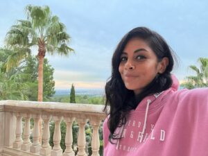 Collien Ulmen-Fernandes Instagram - Mit tiefen Augenringen begebe ich mich nun in den Weihnachtsurlaub… 
Es war ein schönes, aber auch sehr anstrengendes Jahr. Zwei Umzüge liegen hinter mir, außerdem habe ich Sendungen für die ARD, das ZDF und den SWR moderiert 
(…zweite Staffel StadtLandLiebe. Im letzten Jahr gab‘s zwei Fernsehpreis-Nominierungen dafür.. 🥳)
Ich war diesmal selbst in der Jury für den Deutschen Fernsehpreis, musste dafür hunderte Stunden deutsches Fernsehprogramm sichten, habe weiterhin als wöchentliche Kolumnistin für die Süddeutsche Zeitung geschrieben, 
einen ARD-Film gedreht, mehrere ZDF-Traumschiffe, 
eine VOX-Doku und eine internationale Sache, über die ich erst im nächsten Jahr sprechen darf.. 
Ich bin nun also ziemlich erschöpft und möchte erst mal nur noch herum liegen, Plätzchen backen, ganz viel essen und noch mehr schlafen..
Trotzdem freue ich mich, dass ich die Möglichkeit hatte, 
so tolle Themen anzugehen, vor allem meine ZDF-Osterdokumentation, in der ich u.a. Familie Dautz begleiten durfte, deren vierjähriger Sohn Luis mit einem halben Herzen zur Welt kam und die aktuelle VIVA-Doku für die ARD, 
für die ich noch mal ganz tief in die eigene Vergangenheit eintauchen durfte, haben mir echt viel bedeutet. 

Und bei Euch so? 
Wie war Euer Jahr? 
Was habt Ihr so gemacht?
Und vor allem: Wie ist Euer Erschöpfungslevel? 😵‍💫