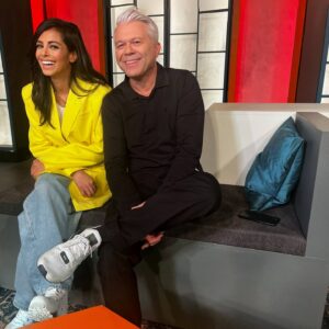 Collien Ulmen-Fernandes Instagram - Ich durfte mit meinem ehemaligen Nachbarn @markus_kavka ein Special für @deluxe_music moderieren. 
Mit dabei: Ein Team von der @ard das mich den Tag über begleitet hat. Dort wo sich nun @deluxe_music breit gemacht hat, war nämlich früher mein Studio. 
Mein VIVA-Studio. Aber das gibt’s ja nun nicht mehr. 
Wieso, weshalb, warum möchte die @ard demnächst erörtern in #DieVIVAstory #ZuGeilFürDieseWelt 
Und auch da moderieren @markus_kavka und ich. 
Aber nicht zusammen. Sondern nacheinander. Quasi. 
In getrennten Dokumentationen. Seine ARD-Dokumentation befasst sich mit #Viva2 meine mit #VIVA und darin klären wir natürlich auch die Frage, welches Schwein Viva kaputt gemacht hat. War es die Gier? Das Geld? Der Crazy Frog?

Demnächst:
#DieVIVAStory 🔽🔼🔽🔼
Ein Sender, der einfach mal 
#ZuGeilFürDieseWelt war…

#💫🌈🎼🎸📻🎤🎉🎙💥🪩🎬 

Und demnächst auch: Unser Special bei @deluxe_music 🎶🎵📻
