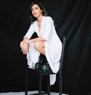 Collien Ulmen-Fernandes Instagram - 🎉 NOMINIIIIIIIIEEEERUUUNG 🎊 🥳 🏆🎈

Die dritte Folge meiner ZDF-Prime-Time-Sendung "Laut.Stark.Gleich.Berechtigt - Zeit der Frauen" von der Autorin Denise Jacobs ist für den Juliane Bartel-Medienpreis nominiert. 
Der Preis richtet sich an Medienschaffende, die sich mit ihren Beiträgen "kreativ und zeitgemäß mit Fragen der Gleichstellung von Frauen und Männern beschäftigen“ - so die VeranstalterInnen.

In Folge Drei unserer Doku-Reihe gehen wir dem Thema "Frauen und Arbeit" auf den Grund:

Seit mehr als 70 Jahren steht im Grundgesetz, dass Frauen und Männer gleichberechtigt sind. 16 Jahre war eine Frau Bundeskanzlerin und seit der #MeToo-Debatte, beweisen Frauen, dass sie die Machtstrukturen von Männerbünden brechen können. Trotz der gesetzlichen Grundlage von Geschlechtergerechtigkeit, begegnen uns in der Arbeitswelt aber nach wie vor veraltete Rollenbilder und Geschlechterstereotype.
In nur einem Prozent der Familien verdient die Frau mehr als der Mann, Altersarmut ist noch immer vor allem weiblich. Karrierechancen haben sich zwar in den letzten 30 Jahren verbessert, aber in Führungsetagen sind Frauen nach wie vor deutlich seltener vertreten. Woran liegt das? Wo starten Pionierinnen in einstigen Männerdomänen durch? Wie steht es heute um die Chancen, Soldatin, Vorstandschefin oder Astronautin zu werden? Und wie notwendig und sinnvoll ist ein Gleichstellungs-Instrument wie die Frauenquote?

All diesen Fragen gehen wir auf den Grund in:

Laut.Stark.Gleich.Berechtigt - Zeit der Frauen

Für alle, die die TV-Ausstrahlung verpasst haben, gibt`s 'n kleenen Link in der Bio...