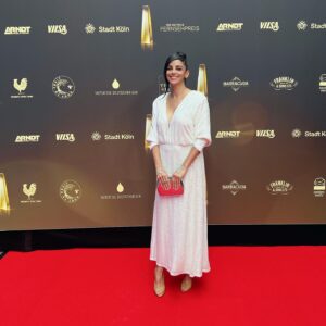 Collien Ulmen-Fernandes Instagram - Der Deutsche Fernseherpreis 📺 🍾 🎊

Wir JurorInnen haben über Monate debattiert und verhandelt und nun sind sie raus: 

Die Deutschen Fernsehpreise

Glückwunsch an alle PreisträgerInnen! 

Nachdem wir uns monatelang mit euren Werken: Shows, Dokumentationen, Filmen und Serien befasst haben, war es irgendwie absurd euch alle gestern zu sehen. 

Einen ausdrücklichen Glückwunsch auch an all die Nominierten!
Es gab Kategorien, da hätten wir am liebsten allen von euch einen Preis gegeben. 
I know: Nicht gewinnen nervt total, ich habe selbst im letzten Jahr bei ganzen zwei Nominierungen keinen einzigen Fernsehpreis mit nach Hause genommen, aber so ist es nun mal: Ein Preis pro Kategorie. Leider. 
Bei den Nichtgewinnern gibt es einige, die den Preis verdient hätten und die Entscheidungen waren teilweise wirklich sehr knapp.

Danke für eure Kunst. Es war mir eine große Freude eure Werke sichten zu dürfen. Ich habe vieles entdeckt, was ich ohne die Arbeit in der Fernsehpreis-Jury sicherlich niemals gesehen hätte. 
Okay, um ehrlich zu sein: einiges hätte ich lieber nicht sehen wollen. Aber wir bilden eben die gesamte Bandbreite des Fernsehens ab… 

An alle anderen: Danke für die vielen Stunden gute Fernsehunterhaltung.