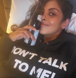 Collien Ulmen-Fernandes Instagram - Schnitzel Bier TV im Hotelbett. Und ihr so?