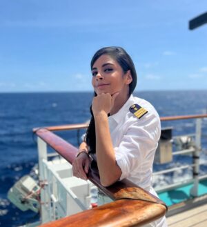 Collien Ulmen-Fernandes Instagram - Ekzeme! 
Herpes! 
Eingewachsene Zehennägel! 
Hautpilze! 
Hyperhidrose! 
Und jetzt Feierabend…

😳 🩺 ⚓️ 🥳 🍻☀️