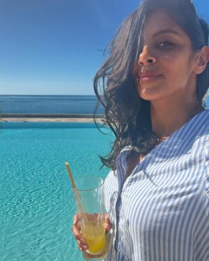 Collien Ulmen-Fernandes Instagram - Nach Dreharbeiten in Hamburg, Berlin, Baden-Baden und Köln nun geburtstagsfeiernd zurück auf Malleeee 🤘🏾
☀️👙🎂🎁 🎉🎈🍾🍹🪩 🎊 🏖