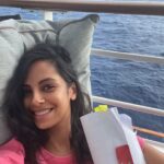 Collien Ulmen-Fernandes Instagram - Textlernend auf dem Weg in die Karibik! ☀️🌊🐟 Und ihr so?