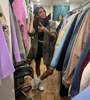 Collien Ulmen-Fernandes Instagram - Nächstes Projekt! Nächste Anprobe! 🥸✌🏽
🧢🥾👷🏾👕👗🤠🩴👚👞👢🎩👩🏽‍🎤💂🏽‍♂️😎
Und vorher noch das erste Jury-Meeting für 
DER DEUTSCHE FERNSEHPREIS in diesem Jahr.. 
🎥🏆🎬