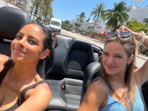 Collien Ulmen-Fernandes Instagram - Mit @wiehelene im Film-Cabriolet durch Miami cruisen.🇺🇸🌴
#FilmingInAmerica #Miami #CollinsAvenue 🎬