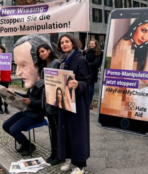 Collien Ulmen-Fernandes Instagram - #Deepfake #Porn #ImFalschenFilm #MyFaceMyChoice

Die Selbstbestimmung von Millionen Bürger*innen steht auf dem Spiel: Sogenannte Face Swap Apps ermöglichen in nur wenigen Schritten Gesichter in #DeepfakePornos zu montieren.

Wie problematisch das ist, zeigen erste Studien: Bei 95% aller Deepfakes handelt es sich um nicht-einvernehmliche Pornografie. Diese ist zu 90% gegen Frauen gerichtet.

Die Apps werben mit:

„Die Bedrohung für Mädchen. Ziehe jedes Mädchen mit jedem Kleid aus.“

Die Erstellung eines Deepfakes ist somit inzwischen ohne jegliche Fachkenntnis möglich. Das führt dazu, dass sich eine wachsende Zahl an Frauen unfreiwillig in Sexfilmen wiederfindet. Diese wirken mittlerweile so echt, dass sie selbst von Profis nicht von realen Bildaufnahmen zu unterscheiden sind.

So kann es passieren, dass täuschend echt aussehende Nacktfotos in Klassenchats o.ä. landen, zahlreiche Frauen bloßgestellt werden. 

So auch bei Lena (20): Kollegen entdecken sie in einem Hardcore-Porno. Der Link macht im Arbeitschat die Runde. Die Belegschaft hält die Porno-Vergangenheit der Kollegin für echt. Hinter vorgehaltener Hand wird über sie getuschelt.

Plötzlich ungewollt im Porno!

Das kann uns allen passieren, denn hier weist das Gesetz große Strafbarkeitslücken auf!

Es fehlt an einem Verbot neutrales Bildmaterial zwecks der Herstellung eines Deepfakes zu manipulieren.

Für Betroffene ist es nahezu unmöglich, solche Inhalte zuverlässig wieder aus dem Netz zu bekommen. 

Daher hat @hateaidorg schon vor einer Weile eine Petition gegen ungewollte Porno-Manipulation gestartet und versucht diese nun schon seit Monaten an Digitalminister @volkerwissing zu übergeben. Die Antwort: Mehrere Absagen. 

Doch kaum kündigen wir eine kleine Krawall-Aktion vor dem Ministerium an, klappt die Übergabe auf einmal doch. 

76.937 Unterzeichnerinnen erwarten nun, dass @volkerwissing gegen die ungewollte Porno-Manipulation aktiv wird.

Wir bleiben dran und stellen sicher, dass die Forderungen schnellstmöglich umgesetzt werden!