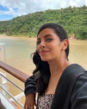 Collien Ulmen-Fernandes Instagram - Beim Dreh im Amazonas-Gebiet! 🐠 🌳 🌊 🙀

DAS Synonym für Biodiversität schlechthin: 

Im Amazonasbecken leben mehr als 400 verschiedene Säugetier-, 1.200 Vogel-, eine Million Insekten-, 3.000 Fisch- und 40.000 Pflanzenarten. 
Also circa.. Könnte auch sein, dass ich mich verzählt habe..

🐒🕷️🪰🦧🐆🦋🐛➕🦗🦟🐜🐍🪱🐡🐙🟰💯🤔