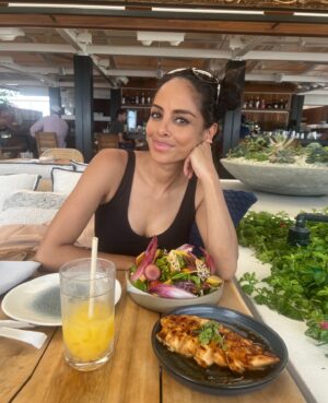Collien Ulmen-Fernandes Instagram - Ich geh jetzt unter die Food-Influencerinnen…

🥗🍝🥟🍲💁🏽‍♀️📸🤳🏽

#FilmingInAmerica #WatrRooftopRestaurant 
#MiamiBeach