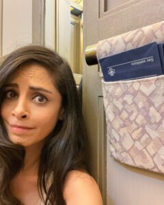 Collien Ulmen-Fernandes Instagram - Sie sind da! Als ich auf‘s Schiff kam, lernte ich von Frau Wussow: „Wenn die Speibsackerl im Aufzug hängen, dann wird’s arg.“ Na dann…