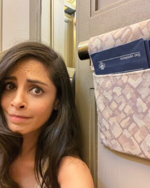 Collien Ulmen-Fernandes Instagram - Sie sind da!

Als ich auf‘s Schiff kam, lernte ich von Frau Wussow: 
„Wenn die Speibsackerl im Aufzug hängen, dann wird’s arg.“ Na dann…