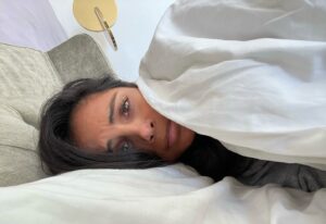 Collien Ulmen-Fernandes Instagram - Eigentlich wollte ich ja heute nach Hamburch zum NDR reisen, für einen Talkshow-Auftritt zu unserem schönen Filmprojekt Boom. Aber stattdessen liege ich nun mit Fieber und Ingwer-Tee im Bett.. 😾🤒 Und bei Euch so? 
Noch wer krank? 🤕