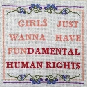Columba Diaz Instagram - El 8 de marzo, además de conmemorar la lucha por la igualdad de género, es un día para recordar y honrar a las mujeres que ya no están entre nosotros, reconociendo que su legado nos impulsa a seguir adelante. En esta fecha, nos unimos para fortalecernos mutuamente, recordando que somos muchas y no estamos solas. Cada mujer que luchó antes que nosotras nos inspira a continuar la batalla diaria por un mundo más justo e igualitario.

Al final esta un poema que escribí un 8 de marzo y mi sentir sigue siendo el mismo, morimos  al mismo paso.

#8demarzo  #niunamas #mujer 
💜💜💜💜💜💜💜