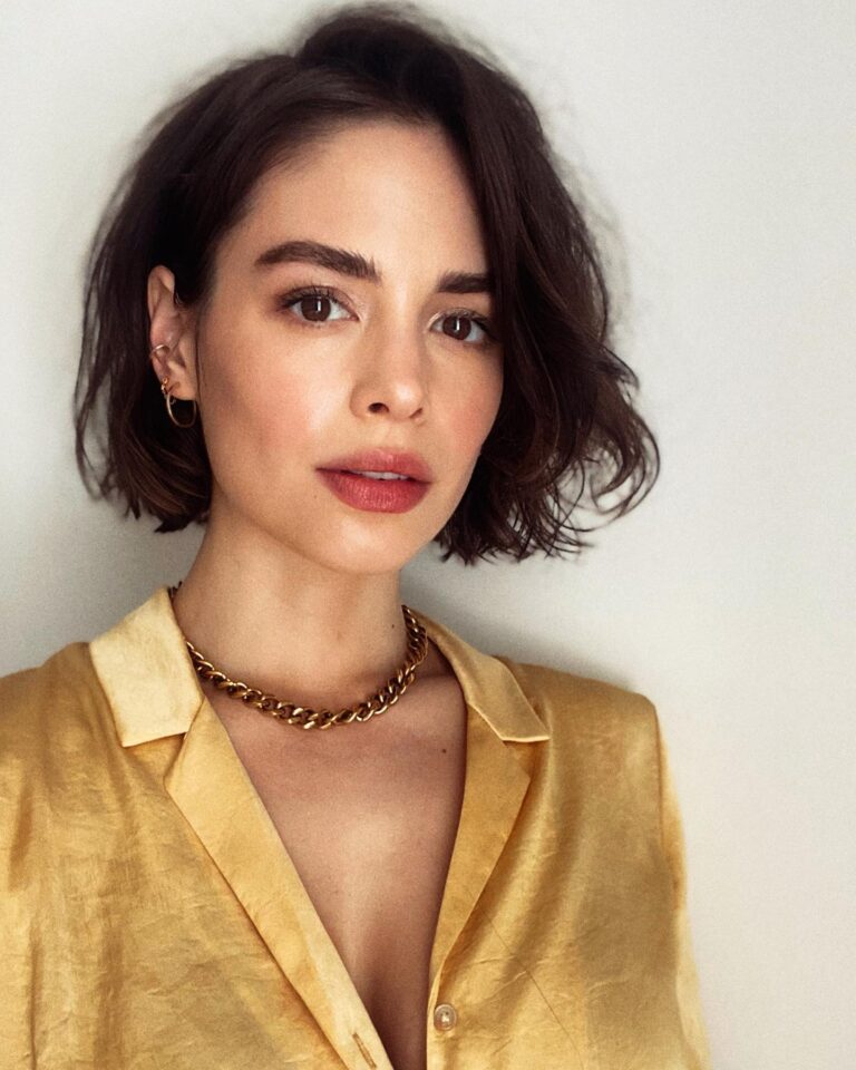 Conor Leslie Instagram - Hair is such a personal thing 💛 #18incheslighter ✂️