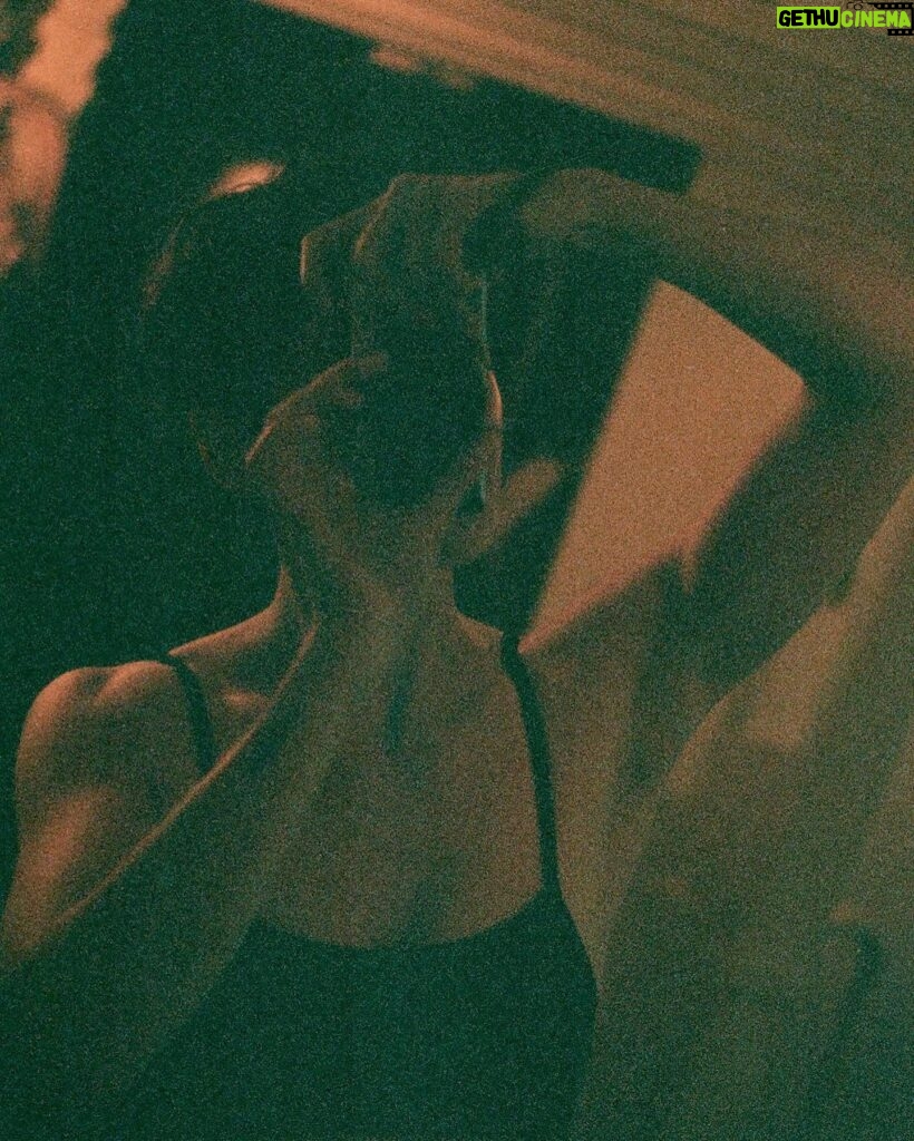 Conor Leslie Instagram - film grain makes the memories captured feel soft. And remaining soft is an important and sometimes difficult thing in this world. have a gentle monday everyone 🤍 home • september 2023 • Kodak portra 400