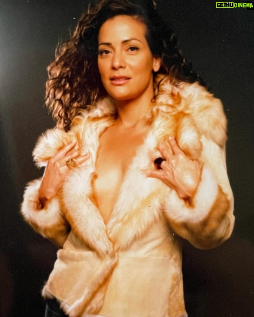 Constance Marie Instagram - Brrrrrrrr it’s cold outside 🥶🤣 A photo from a shoot waaaaay back in 2003-ish If anyone knows the photographer please let me know.. would love to give credit! FYI-The fur is fake. #flashbackfriday #Friday #fridayvibes #FeelGoodFriday