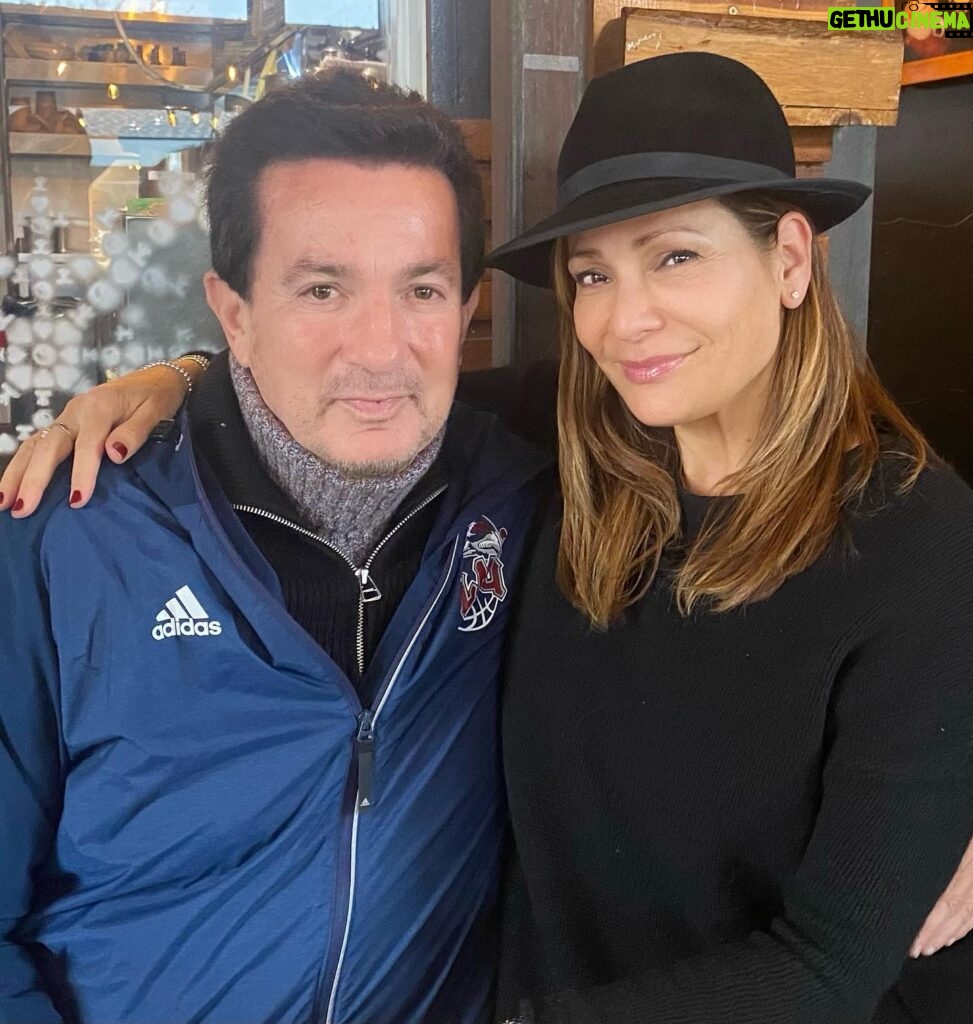 Constance Marie Instagram - After 300 years in showbiz the force is still strong with this one! @robbie_kass ✨🎥🎭🎬✨ Rain or shine getting to see you IRL is always a gift! You make me laugh and keep it real! Love you! ✨ We made it thru 2023! And now onto 2024! ✨💖🎄🕊️✨ #ManagerWithTheMostest #Adelante #Onward #HappyHolidays #MerryChristmas #ActorsLife #Actor #ThankfulThursday #Thursday #Gratitude
