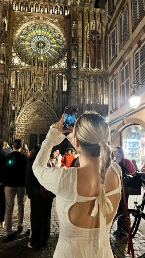 Coralie Delmarcelle Instagram - “Tu sais quelle est l’erreur que l’on commet toujours ?
Croire que la vie est immuable, qu’une fois que l’on a pris certains rails, on doit les suivre jusqu’au bout.
Mais le destin a beaucoup plus d’imagination que nous.” ✨

#philosophie #life #world #onelife #travel #lifestyle #foryou #whitedress #france #strasbourg #alsace #destin #imagination #carrousel #manege