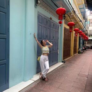 Coralie Delmarcelle Instagram - Quartier chinois de Bangkok 🇹🇭🇨🇳✨

#chakkrawat #bangkok #thailande #quartierchinois #chine #wangburaphaphirom #temples #asie #asiatique #travel #shopping #colors #chinatown