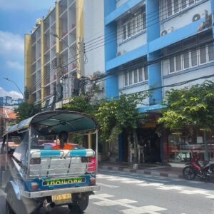 Coralie Delmarcelle Instagram - Quartier chinois de Bangkok 🇹🇭🇨🇳✨

#chakkrawat #bangkok #thailande #quartierchinois #chine #wangburaphaphirom #temples #asie #asiatique #travel #shopping #colors #chinatown