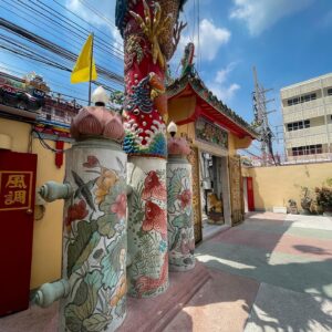 Coralie Delmarcelle Instagram - Quartier chinois de Bangkok 🇹🇭🇨🇳✨

#chakkrawat #bangkok #thailande #quartierchinois #chine #wangburaphaphirom #temples #asie #asiatique #travel #shopping #colors #chinatown
