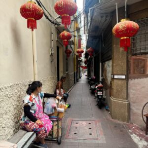 Coralie Delmarcelle Instagram - Quartier chinois de Bangkok 🇹🇭🇨🇳✨

#chakkrawat #bangkok #thailande #quartierchinois #chine #wangburaphaphirom #temples #asie #asiatique #travel #shopping #colors #chinatown