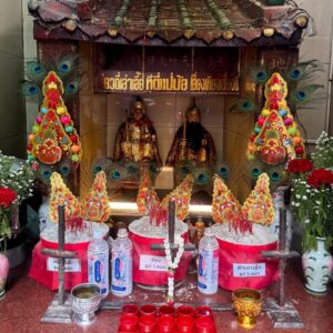 Coralie Delmarcelle Instagram - Quartier chinois de Bangkok 🇹🇭🇨🇳✨

#chakkrawat #bangkok #thailande #quartierchinois #chine #wangburaphaphirom #temples #asie #asiatique #travel #shopping #colors #chinatown