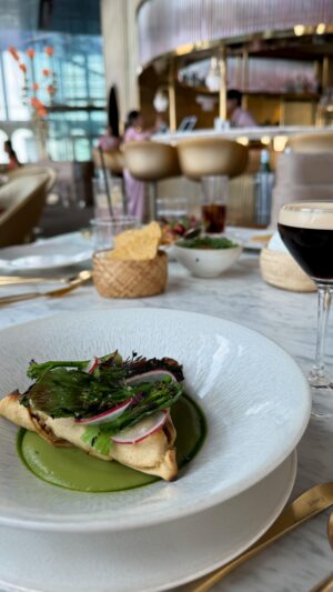 Coralie Delmarcelle Instagram - L’un des plus beaux restaurants ✨👩🏼‍🍳
Ojo Bangkok 76th floor 🍽️

#bangkok #thailande #capital #ojobangkok #mexican #guidemichelin #76thfloor #360 #view @ojobangkok #restaurant #mexicanfood
