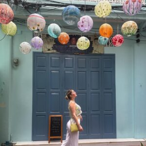 Coralie Delmarcelle Instagram - Quartier chinois de Bangkok 🇹🇭🇨🇳✨

#chakkrawat #bangkok #thailande #quartierchinois #chine #wangburaphaphirom #temples #asie #asiatique #travel #shopping #colors #chinatown