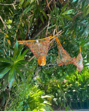 Coralie Delmarcelle Instagram - LÉON 💛🌻, cette marque de lingerie que j’ai découverte il y’a peu et dans laquelle je me sens totalement à l’aise 🍃

Allez jeter un œil : @leonlingerie_ 🍍

#lingerie #soutiengorge #mode #accessoires #leon #belgique #liege #confortable #femmes #confortable #pourtoi