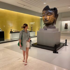 Coralie Delmarcelle Instagram - Musée national Bangkok 💚🍀

Merci @mathildedanielle ✨ à cette journée qui m’a apporté l’un des plus beaux cadeaux que toi seule sais ! 

#travel #bangkok #thailand #musée #museenational #museenationalbangkok #friendship