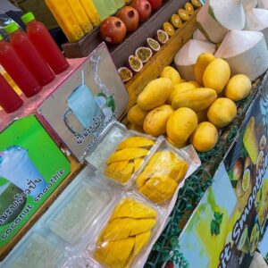 Coralie Delmarcelle Instagram - One day in Bangkok 🥭🦜🌴

#ratchathewi #bangkok #thailand #thanonpetchburi #platiniumfashionmall #pathumwan #sunday #travel #yellow #mango