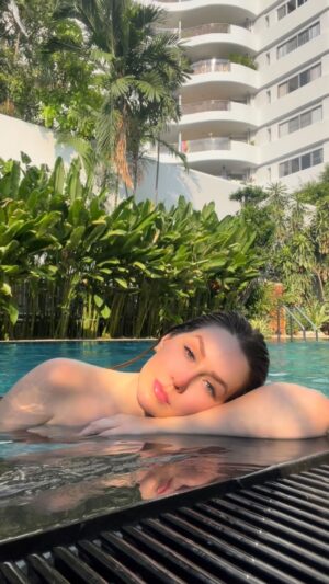 Coralie Delmarcelle Instagram - Les heures miroirs en spiritualité 🪞👀

Le destin nous offre 24 occasions dans notre journée de nous reconnecter avec nous-mêmes ✨

#spirituality #heuresmiroirs #destin #24hour #croyances #vie #bangkok #spiritualité #positivity #spirituel #thailand #swimmingpool #ressources #swimming #bikini #mindset