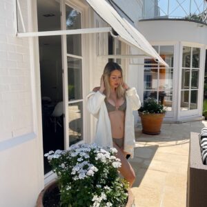 Coralie Delmarcelle Instagram - Summer mood with @bananamoonofficial 💦🥥🌴

Les filles j’ai craqué pour ce bikini (taille M) et le peignoir tout doux qui est jute trop agréable à porter, vous aimez ?! ☀️ 

{ Collaboration commerciale }

#bananamoon #bikini #2pieces #summer #belgium #lasnes #swimmingpool