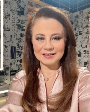 Corina Dănilă Instagram - La ora 21:00 începem o nouă ediție a Jurnalului Cultural, la @tvrcultural 🧚‍♀️ 
#jurnalulcultural #television