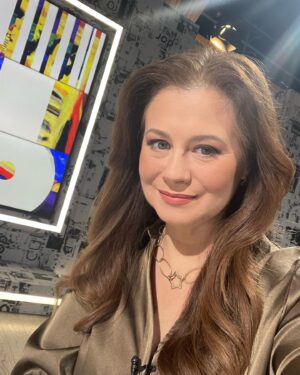 Corina Dănilă Instagram - Din nou, pentru dumneavoastră, Jurnalul Cultural, începând cu ora 21:00 ❣️
#jurnalulcultural #television