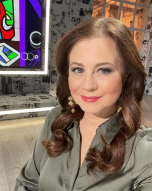Corina Dănilă Instagram - Aproape gata de un nou Jurnal Cultural! De la ora 21:00, începem! 🍀
#jurnalulcultural #television