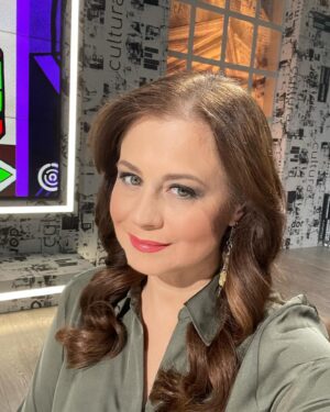 Corina Dănilă Instagram - Aproape gata de un nou Jurnal Cultural! De la ora 21:00, începem! 🍀
#jurnalulcultural #television