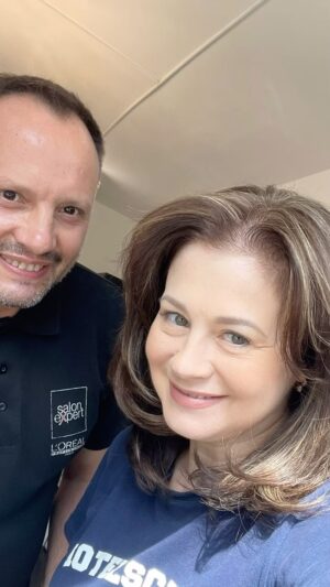 Corina Dănilă Instagram - Pregătirea pentru vară, cu #metaldetox & șuvițare & vopsire & tuns ceva mai scurt, la magicianul Petre Pană @petrepanastudio 😍 cu @colorist_majirel @lorealpro 
Mulțumesc! 
#metaldetoxlorealpro #majirel #hairstilist #hairstyle